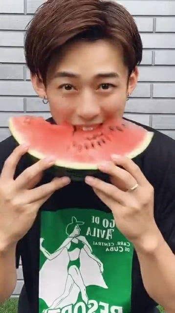 吃瓜网红小哥哥微博号是什么,微博号背后的趣味故事” 第1张 吃瓜网红小哥哥微博号是什么,微博号背后的趣味故事” 第1张